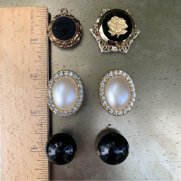 Set Gold Rhinestone Pearl Upcycled Repurpose Vintage Jewelry Refrigerator Magnet - Picture 4 of 6